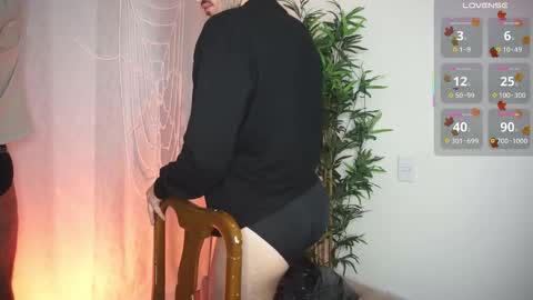 Snapshot of damon_frost chatting on October 10, 10:12 pm damon_frost online show from October 10, 10:12 pm