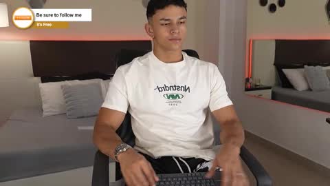 Snapshot of danteestone chatting on October 16, 9:01 pm Dante online show from October 16, 9:01 pm