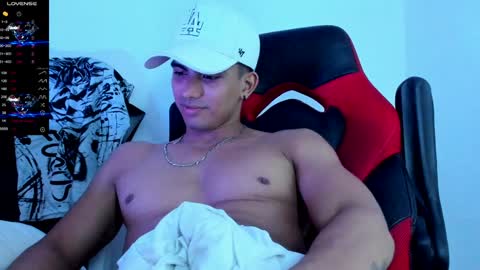 Snapshot of danterouxx chatting on December 17, 11:59 pm Dante online show from December 17, 11:59 pm
