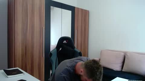 darius_94 online show from April 24, 1:02 pm