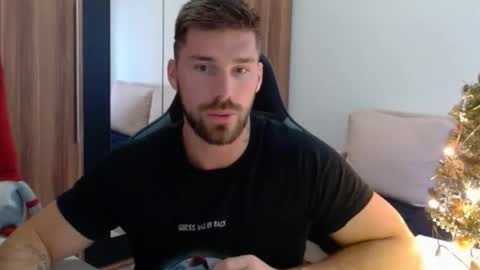 darius_94 online show from December 20, 1:29 pm