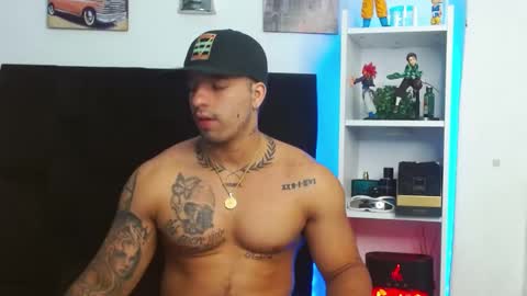 Snapshot of darius_phoenix chatting on December 21, 11:44 am Darius Phoenix online show from December 21, 11:44 am