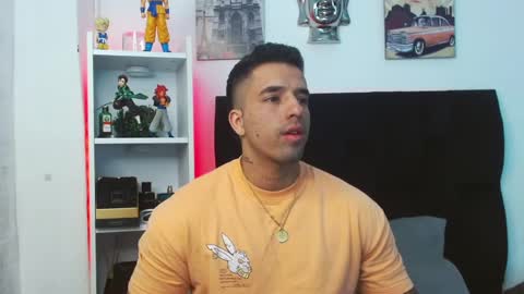Snapshot of darius_phoenix chatting on December 11, 4:51 am Darius Phoenix online show from December 11, 4:51 am