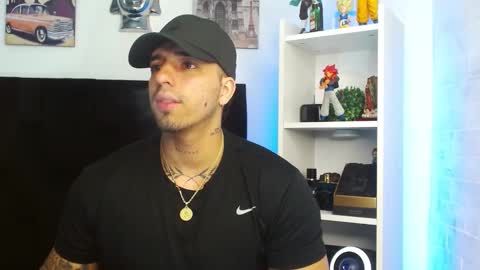 Snapshot of darius_phoenix chatting on January 12, 10:33 pm Darius Phoenix online show from January 12, 10:33 pm