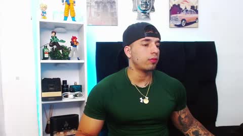 Snapshot of darius_phoenix chatting on December 13, 3:54 pm Darius Phoenix online show from December 13, 3:54 pm
