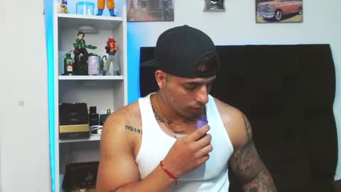 Snapshot of darius_phoenix chatting on December 15, 6:29 am Darius Phoenix online show from December 15, 6:29 am