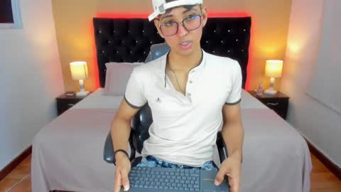Snapshot of dark_hairy_ chatting on December 29, 2:49 am Andrew online show from December 29, 2:49 am