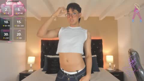 Snapshot of dark_hairy_ chatting on March 6, 3:24 am Andrew online show from March 6, 3:24 am