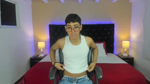 Snapshot of dark_hairy_ chatting on December 4, 2:31 am Andrew online show from December 4, 2:31 am