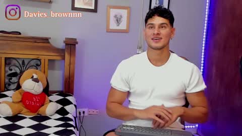 Snapshot of davies_brown chatting on February 22, 9:21 pm Davies brown schedule 12pm to 5pm col time online show from February 22, 9:21 pm