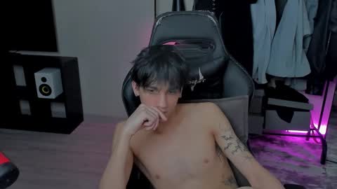 Snapshot of davisross chatting on February 18, 11:52 pm davis online show from February 18, 11:52 pm