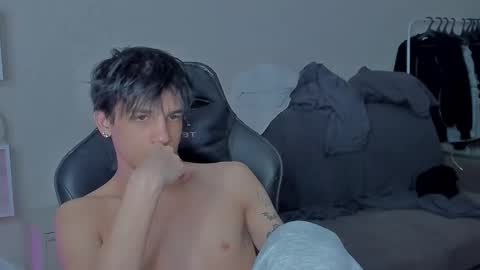 Snapshot of davisross chatting on December 9, 11:51 pm davis online show from December 9, 11:51 pm