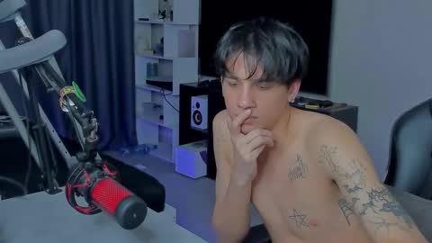 Snapshot of davisross chatting on September 9, 12:32 am davis online show from September 9, 12:32 am