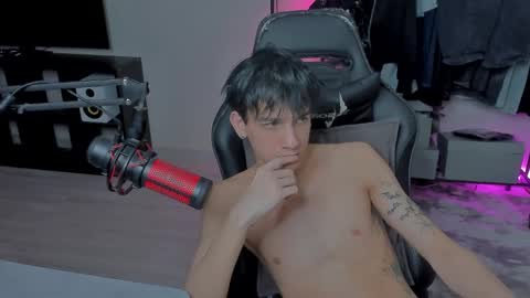 Snapshot of davisross chatting on February 25, 11:44 pm davis online show from February 25, 11:44 pm