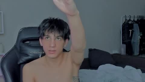 Snapshot of davisross chatting on December 12, 7:37 pm davis online show from December 12, 7:37 pm