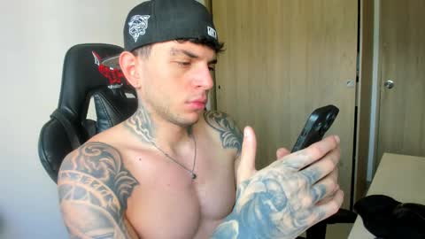 derekmuller11 online show from April 14, 1:33 pm