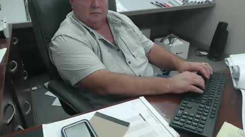 Snapshot of dgravesjlroberts chatting on October 17, 10:52 am justme online show from October 17, 10:52 am