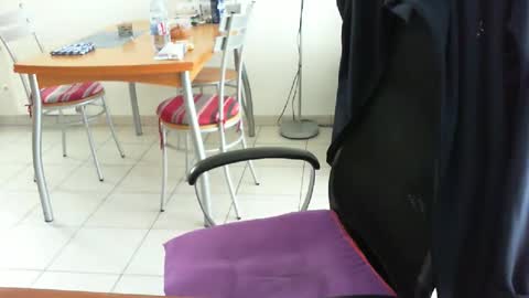 didonc from france..... online show from April 24, 7:11 am