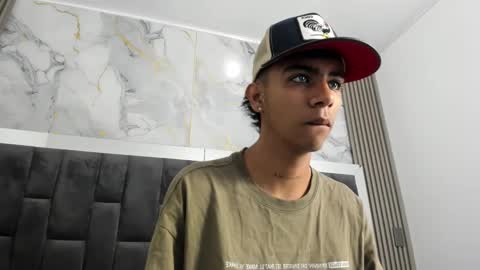 dikey_18 online show from February 14, 8:37 pm