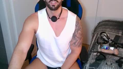 Snapshot of dominatedtitan chatting on October 14, 10:39 pm DominatedTitan online show from October 14, 10:39 pm