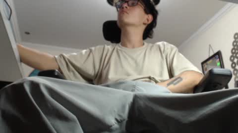 Snapshot of douglas_drake chatting on January 27, 1:37 am douglas_drake online show from January 27, 1:37 am