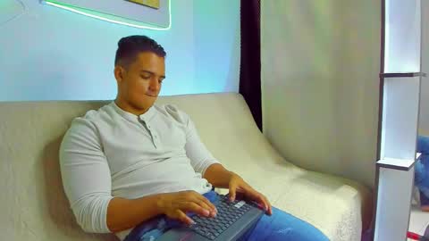 dwayne_esteven10 online show from March 7, 9:01 pm