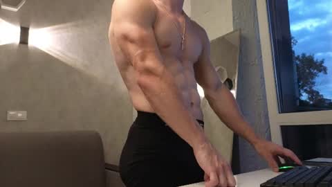 elliot_muscle04 online show from July 13, 5:15 pm