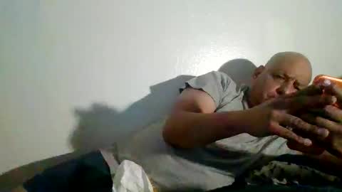 Snapshot of elmario24 chatting on October 17, 8:29 am elmario24 online show from October 17, 8:29 am