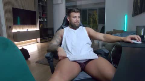 Erik online show from October 27, 8:33 pm