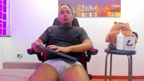 Snapshot of enrique_villa23 chatting on December 22, 12:38 pm enrique online show from December 22, 12:38 pm