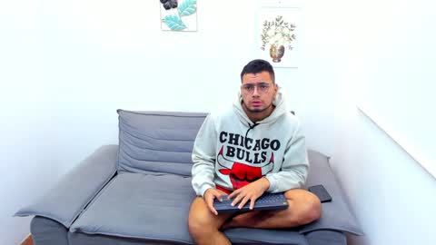 Snapshot of enrique_villa23 chatting on December 6, 3:41 am enrique online show from December 6, 3:41 am