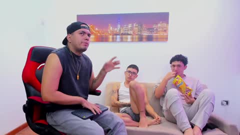 Snapshot of enrique_villa23 chatting on December 16, 1:00 pm enrique online show from December 16, 1:00 pm