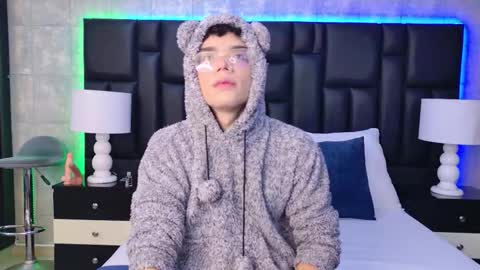 Snapshot of ethanleroyy chatting on October 17, 4:27 am Ethan Leroy online show from October 17, 4:27 am