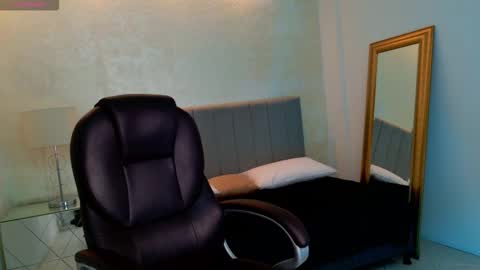 E V A N S online show from February 28, 11:48 pm