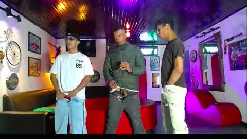 extrangers online show from February 7, 1:18 pm