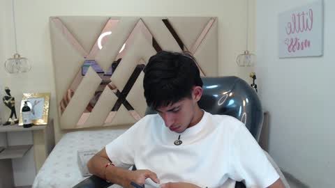 Snapshot of ferphoenix_ chatting on February 7, 3:55 am FER PHOENIX online show from February 7, 3:55 am