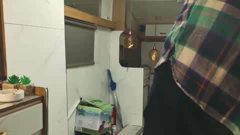 independent model online show from April 21, 7:20 pm