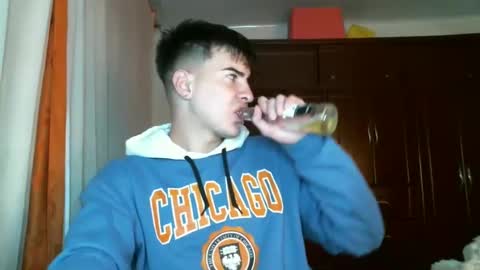 Snapshot of franccesco_699 chatting on December 17, 1:29 am franccesco_699 online show from December 17, 1:29 am
