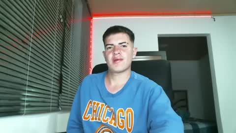 Snapshot of franccesco_699 chatting on February 12, 11:41 pm franccesco_699 online show from February 12, 11:41 pm