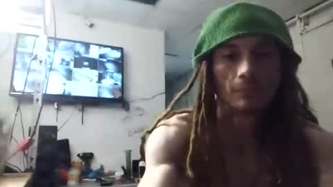 Snapshot of freaktwink420 chatting on October 1, 9:13 am Squirrel twink online show from October 1, 9:13 am
