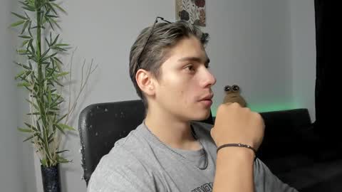 Snapshot of gio_russo chatting on December 31, 2:19 am GioRusso online show from December 31, 2:19 am