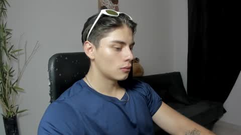 Snapshot of gio_russo chatting on December 4, 5:05 am GioRusso online show from December 4, 5:05 am