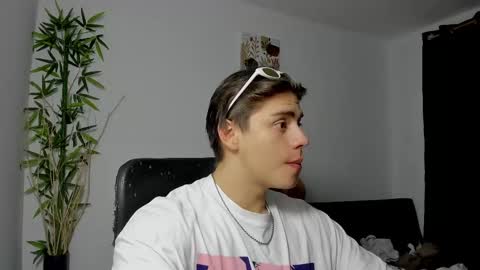 Snapshot of gio_russo chatting on February 16, 11:16 pm GioRusso online show from February 16, 11:16 pm