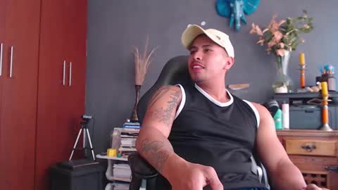Snapshot of girge23 chatting on December 12, 6:42 pm piggy boy online show from December 12, 6:42 pm
