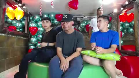 Snapshot of gnecos chatting on February 14, 8:05 pm THOMAS AND DAMIAND online show from February 14, 8:05 pm