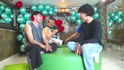 Snapshot of gnecos chatting on February 21, 11:33 am THOMAS AND DAMIAND online show from February 21, 11:33 am