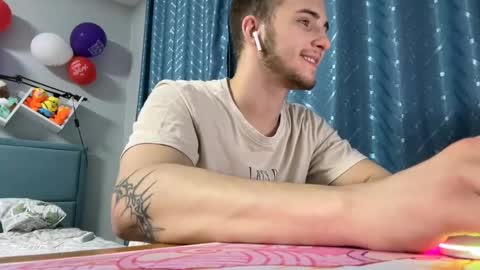 Golden boyyy21 online show from February 28, 10:39 pm