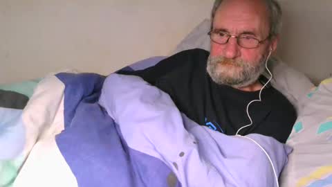 Snapshot of grandpa_mark chatting on February 5, 4:06 am Mark online show from February 5, 4:06 am