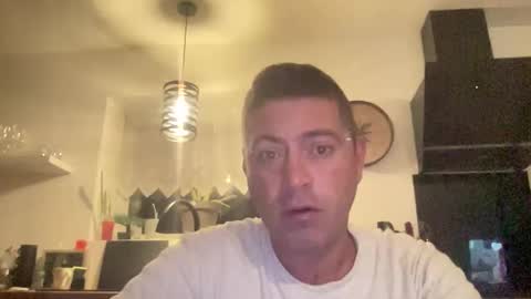 Snapshot of guil0 chatting on October 7, 3:54 am guil0 online show from October 7, 3:54 am