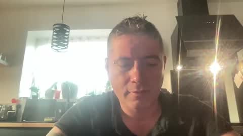 Snapshot of guil0 chatting on October 3, 10:09 am guil0 online show from October 3, 10:09 am